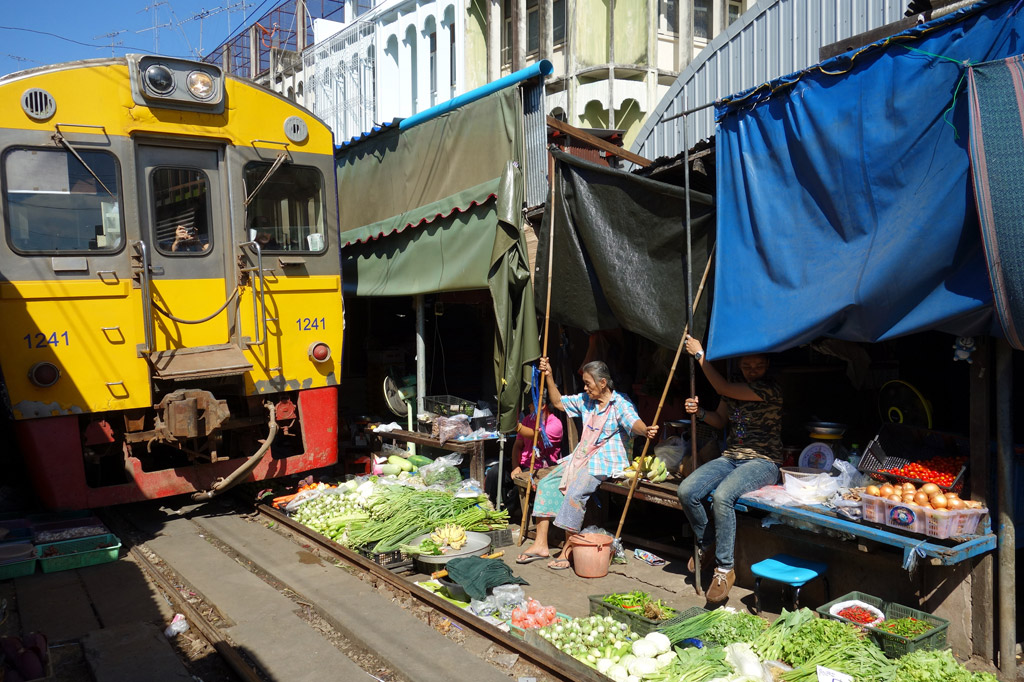 Como chegar a Jumbo Supermercado em Pataias através de Autocarro ou Comboio?